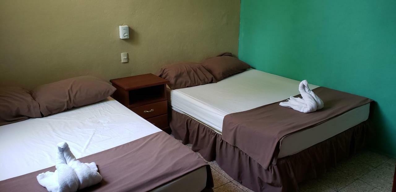 Tikal Backpackers Hostel فلوريس المظهر الخارجي الصورة